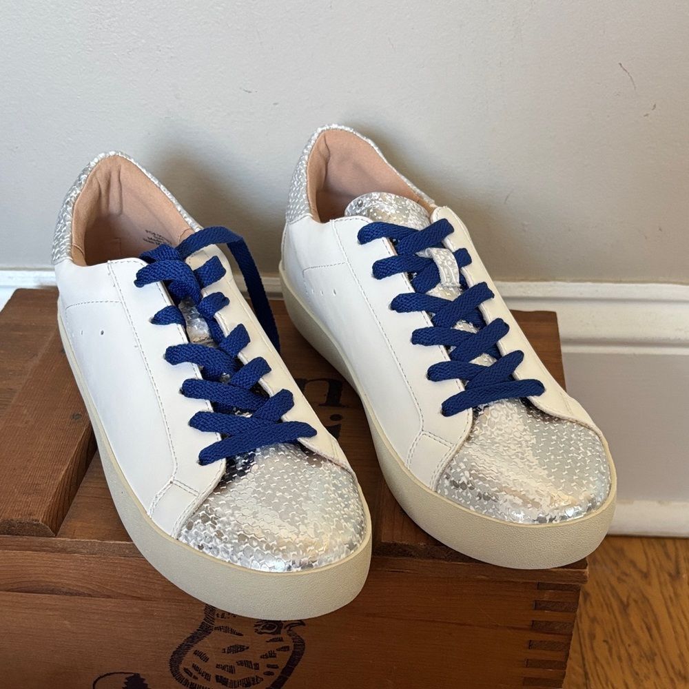 NEW Journee Collection Erica Sneakers Women 7.5 White Silver Snake Print Low Top